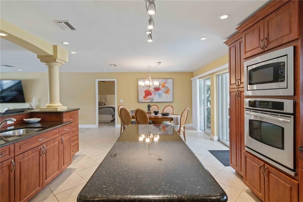 For Sale: $349,900 (2 beds, 2 baths, 2164 Square Feet)