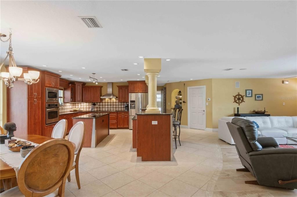 For Sale: $349,900 (2 beds, 2 baths, 2164 Square Feet)