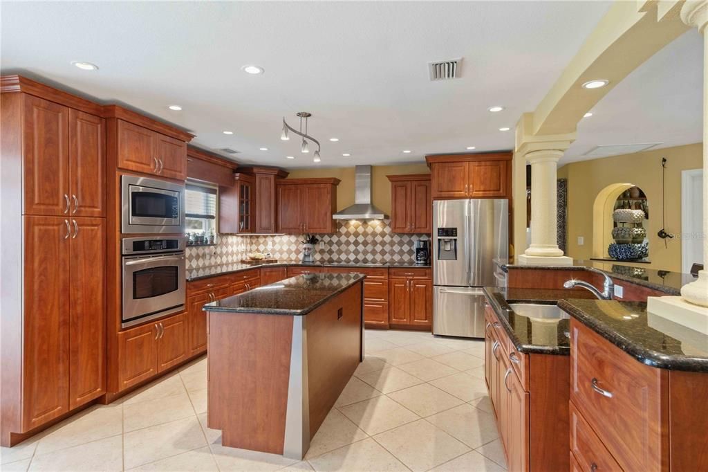For Sale: $349,900 (2 beds, 2 baths, 2164 Square Feet)
