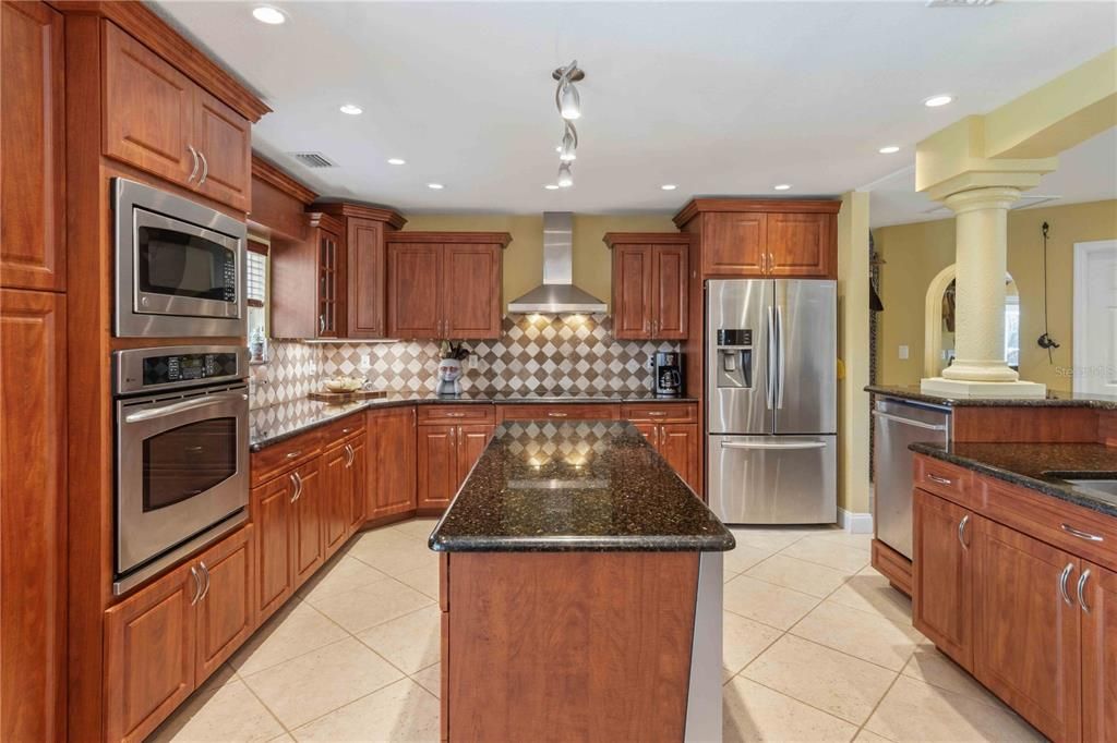 For Sale: $349,900 (2 beds, 2 baths, 2164 Square Feet)