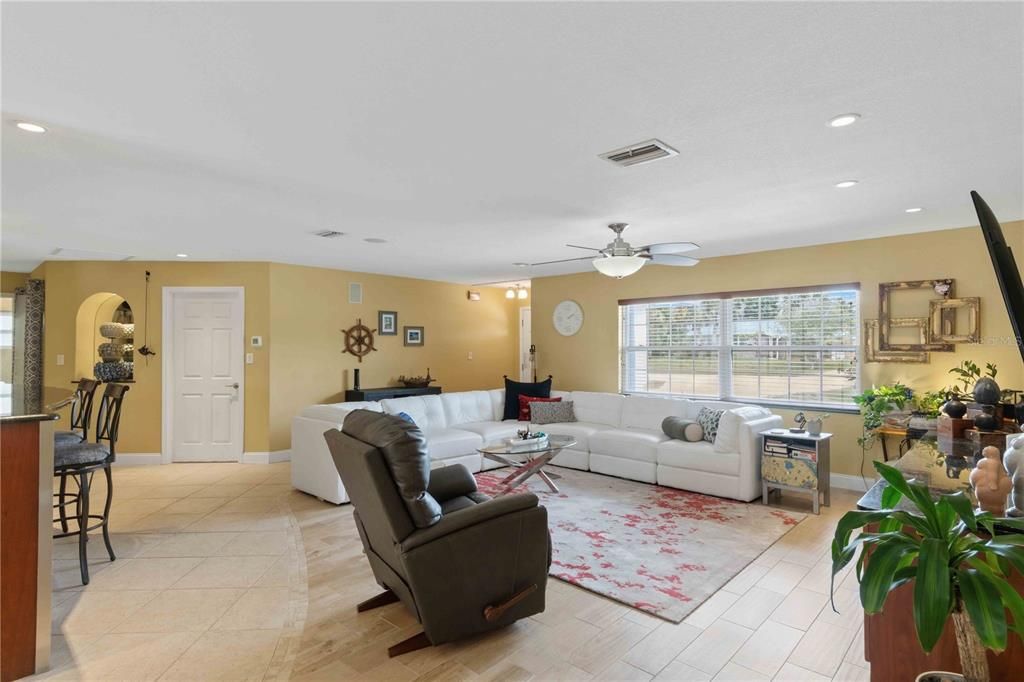 For Sale: $349,900 (2 beds, 2 baths, 2164 Square Feet)