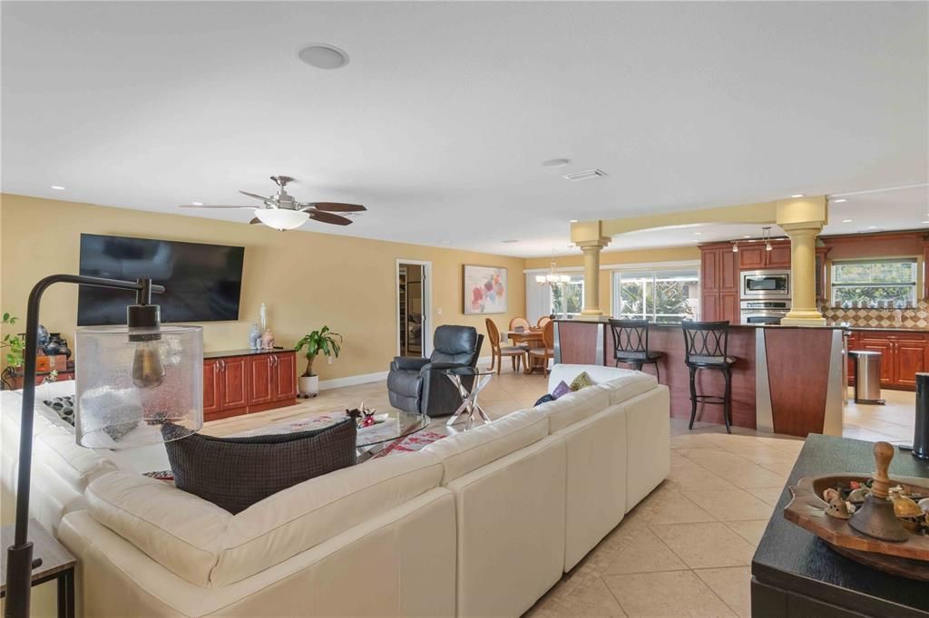 For Sale: $349,900 (2 beds, 2 baths, 2164 Square Feet)