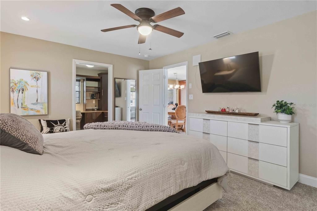 For Sale: $349,900 (2 beds, 2 baths, 2164 Square Feet)