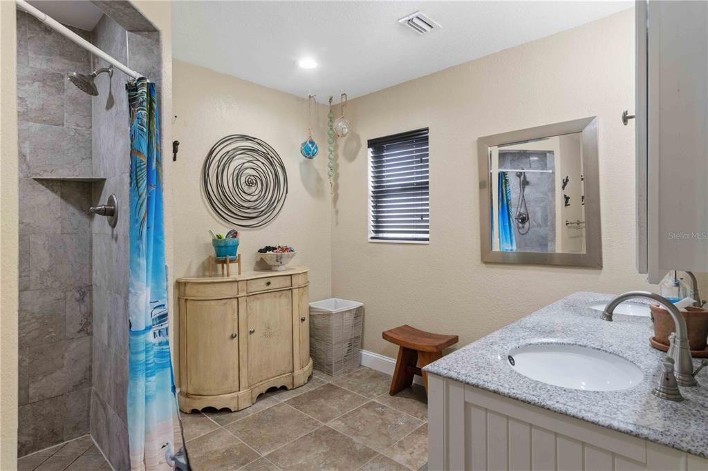 For Sale: $349,900 (2 beds, 2 baths, 2164 Square Feet)