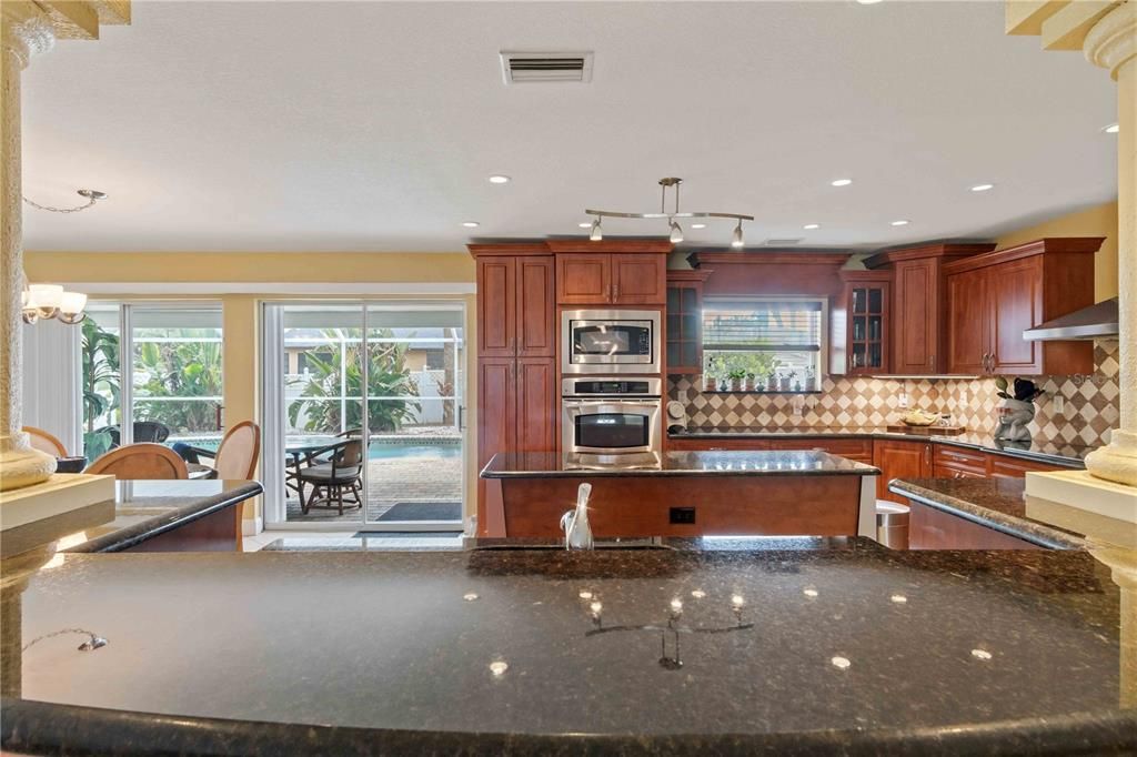 For Sale: $349,900 (2 beds, 2 baths, 2164 Square Feet)