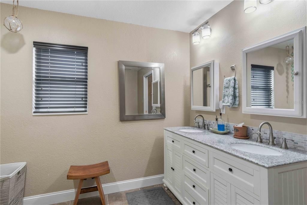 For Sale: $349,900 (2 beds, 2 baths, 2164 Square Feet)
