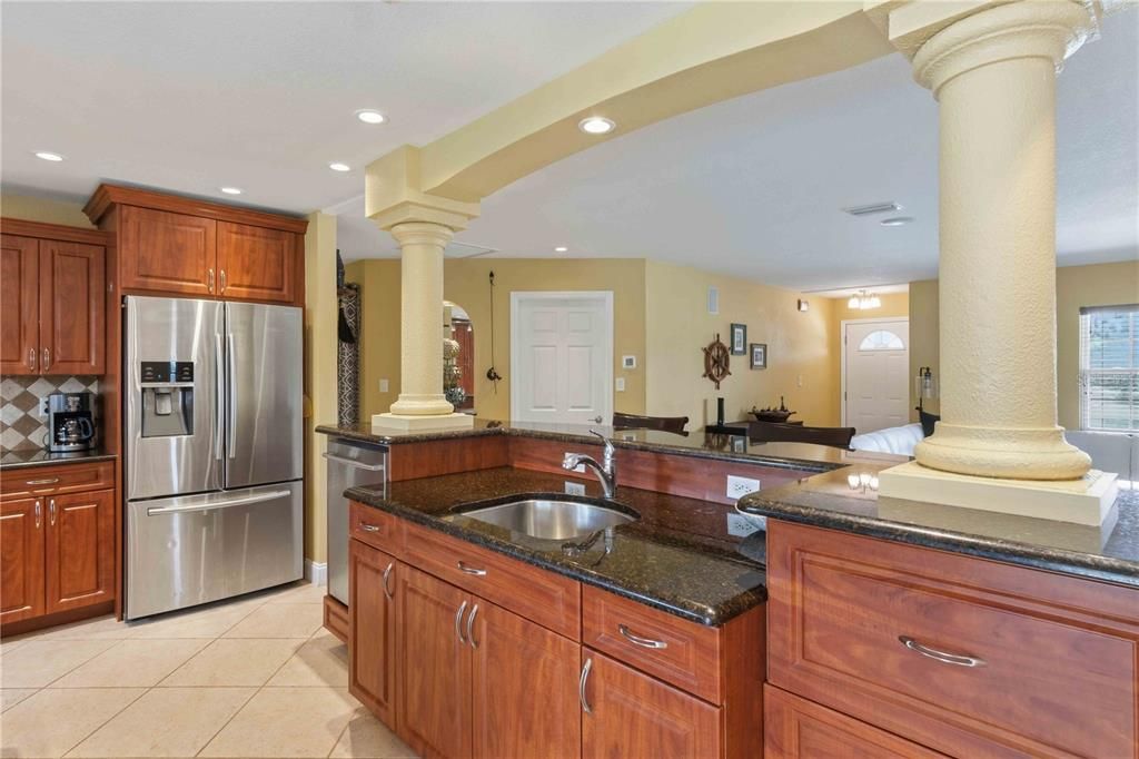 For Sale: $349,900 (2 beds, 2 baths, 2164 Square Feet)