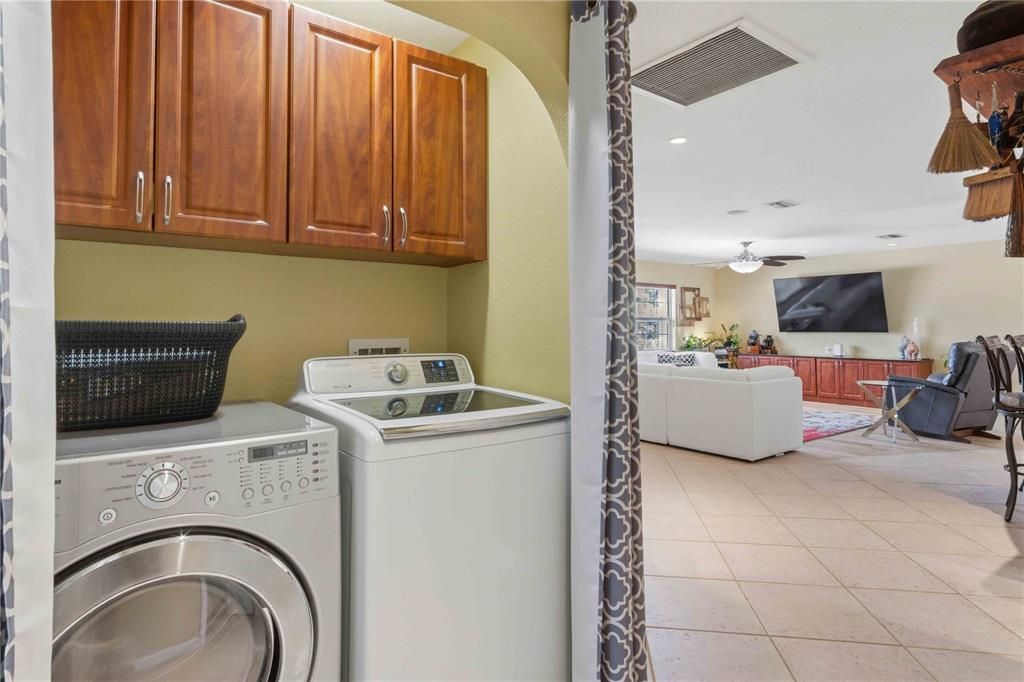 For Sale: $349,900 (2 beds, 2 baths, 2164 Square Feet)