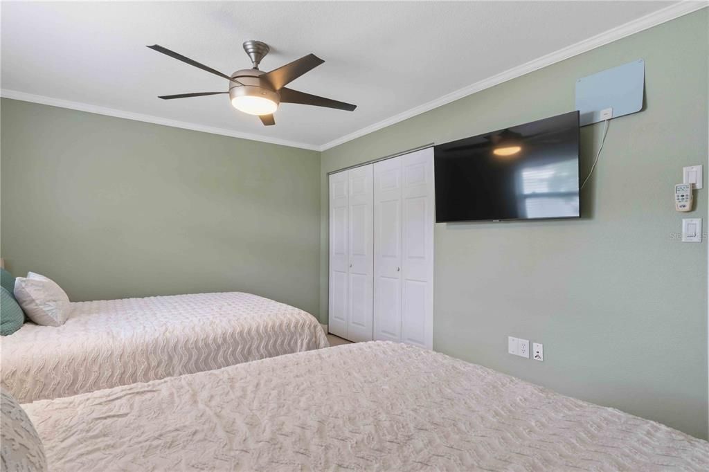 For Sale: $349,900 (2 beds, 2 baths, 2164 Square Feet)