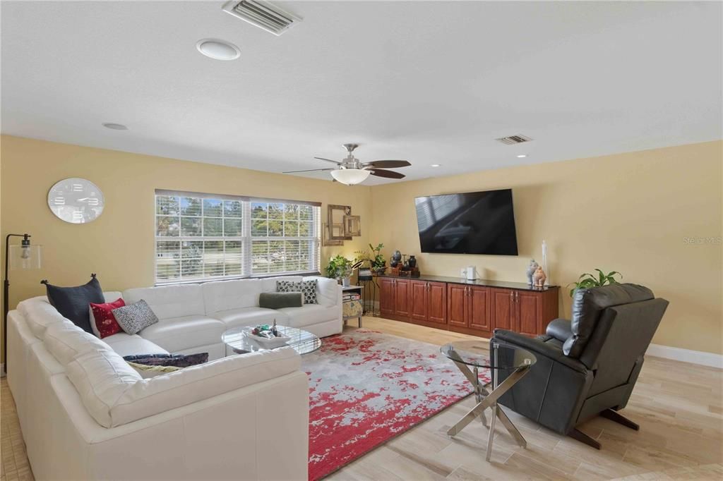 For Sale: $349,900 (2 beds, 2 baths, 2164 Square Feet)