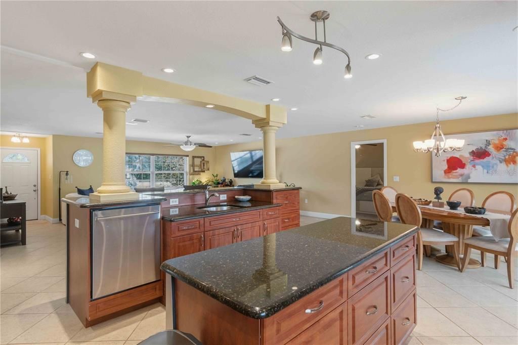For Sale: $349,900 (2 beds, 2 baths, 2164 Square Feet)