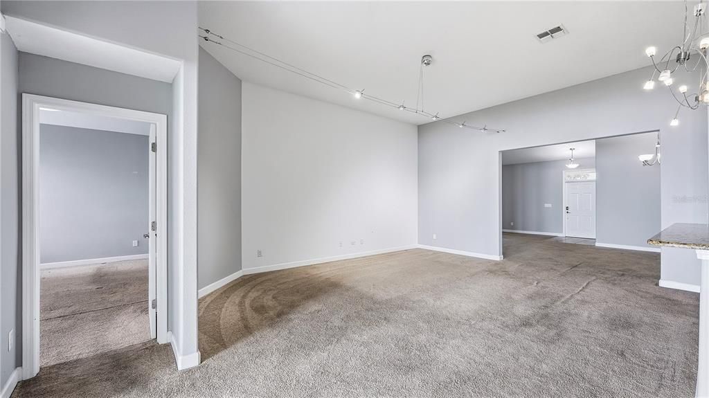 Activo con contrato: $555,990 (4 camas, 3 baños, 2420 Pies cuadrados)