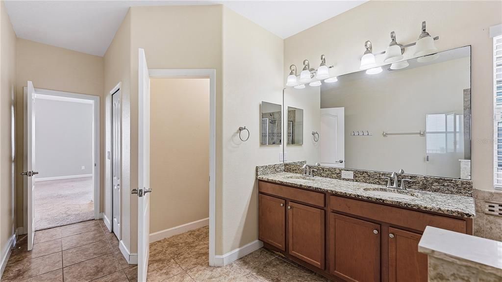 Activo con contrato: $555,990 (4 camas, 3 baños, 2420 Pies cuadrados)