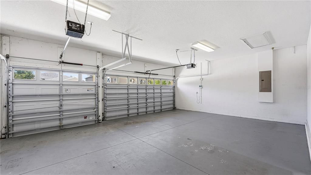 Activo con contrato: $555,990 (4 camas, 3 baños, 2420 Pies cuadrados)