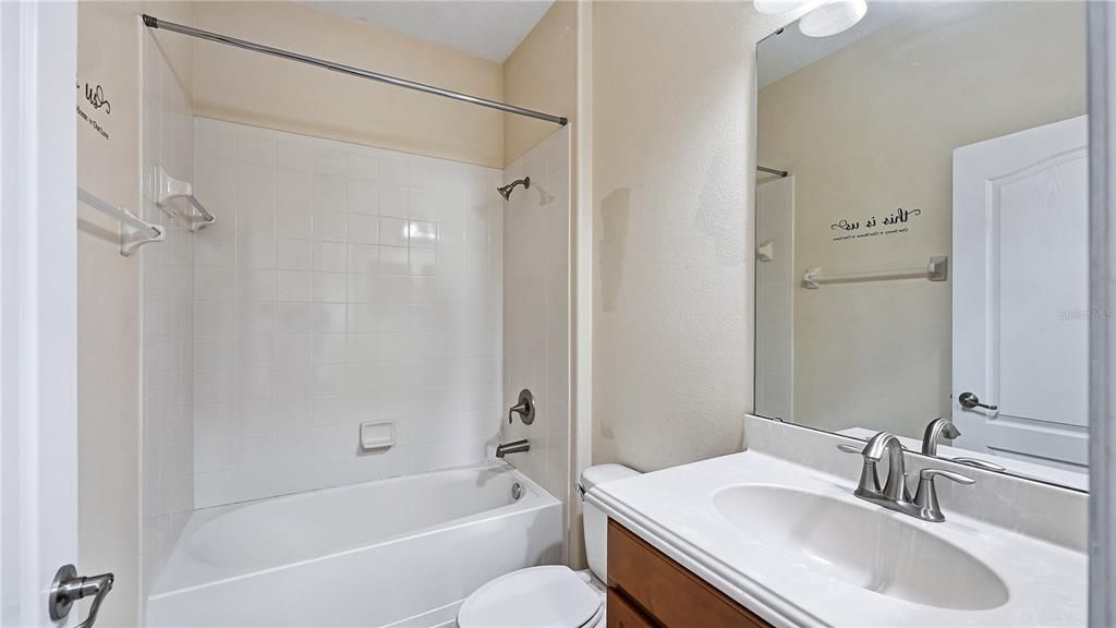 Activo con contrato: $555,990 (4 camas, 3 baños, 2420 Pies cuadrados)