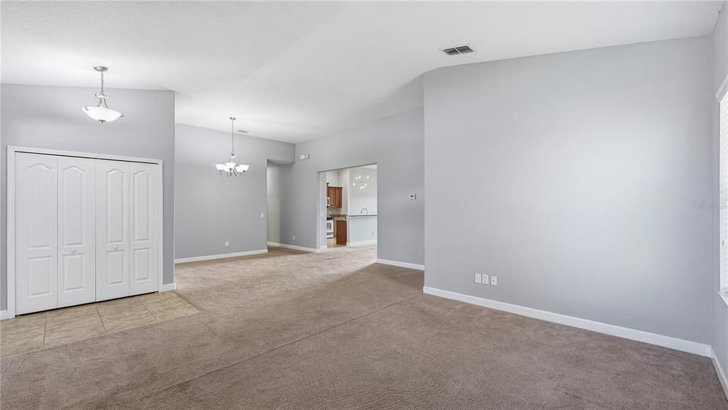 Activo con contrato: $555,990 (4 camas, 3 baños, 2420 Pies cuadrados)