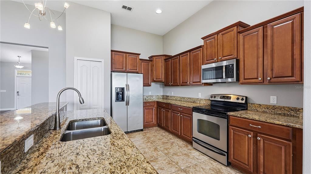 Activo con contrato: $555,990 (4 camas, 3 baños, 2420 Pies cuadrados)