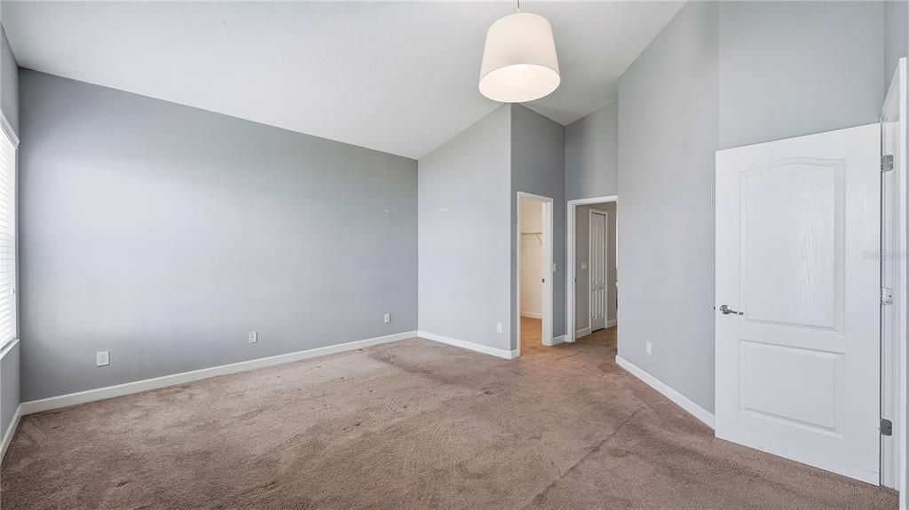 Activo con contrato: $555,990 (4 camas, 3 baños, 2420 Pies cuadrados)