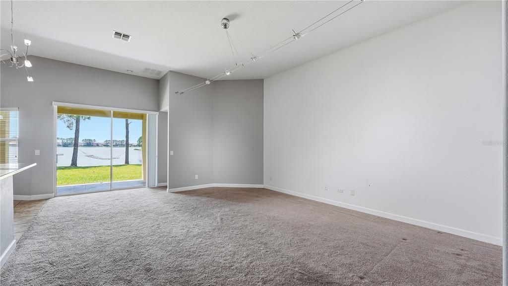 Activo con contrato: $555,990 (4 camas, 3 baños, 2420 Pies cuadrados)
