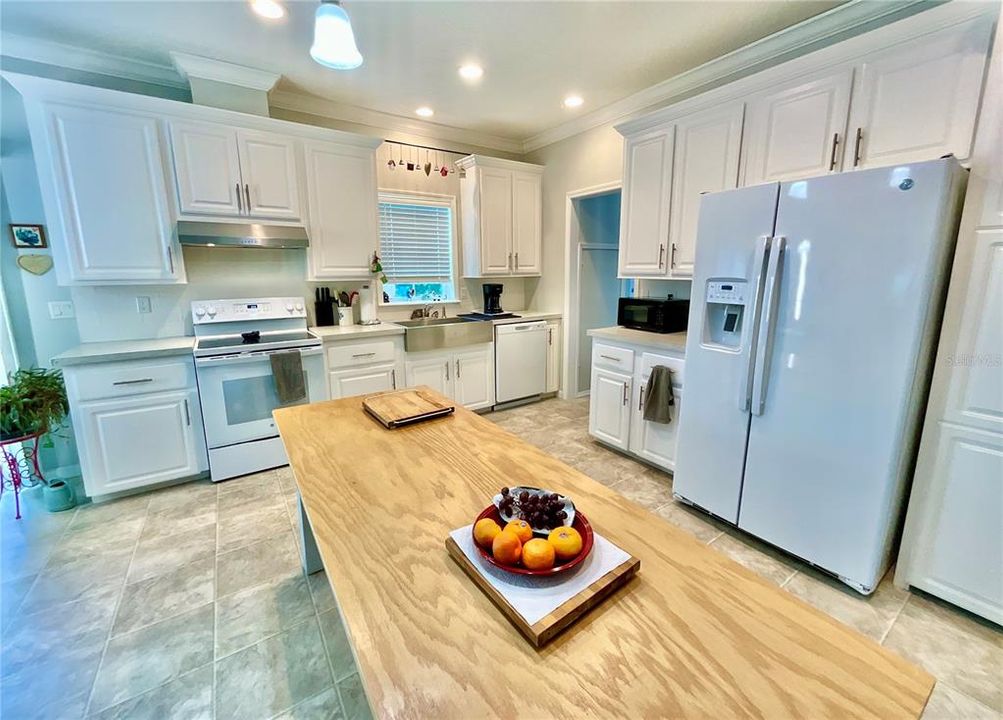 For Sale: $334,900 (3 beds, 2 baths, 2115 Square Feet)