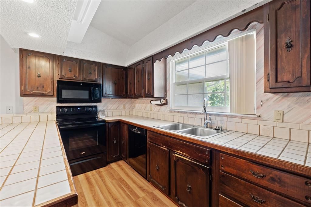 En Venta: $235,000 (3 camas, 2 baños, 1302 Pies cuadrados)