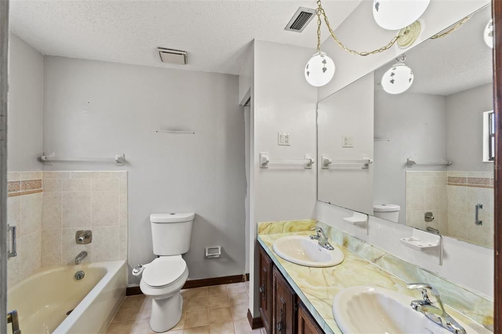 En Venta: $235,000 (3 camas, 2 baños, 1302 Pies cuadrados)