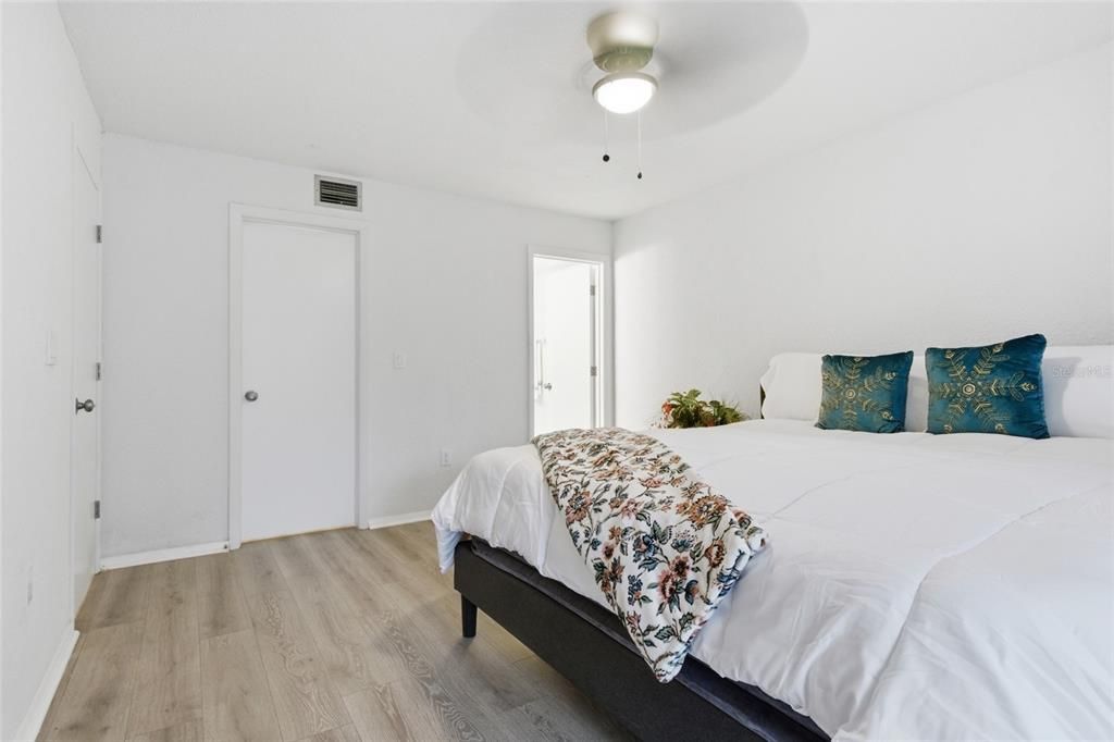 For Sale: $149,900 (2 beds, 2 baths, 1092 Square Feet)