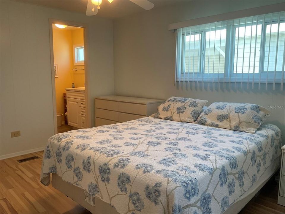 For Sale: $136,000 (2 beds, 2 baths, 960 Square Feet)