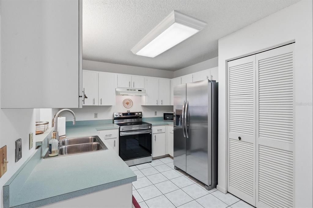 For Sale: $154,999 (2 beds, 2 baths, 1215 Square Feet)