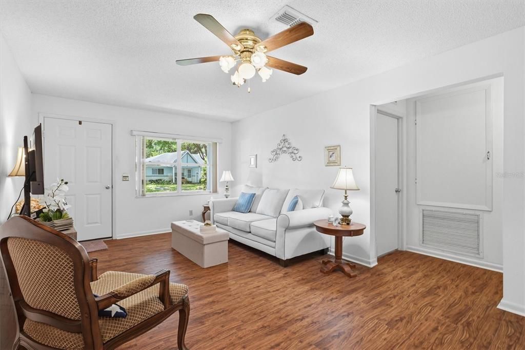 For Sale: $154,999 (2 beds, 2 baths, 1215 Square Feet)
