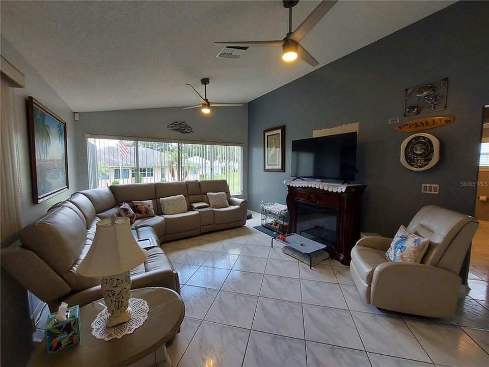 En Venta: $309,000 (3 camas, 2 baños, 1903 Pies cuadrados)