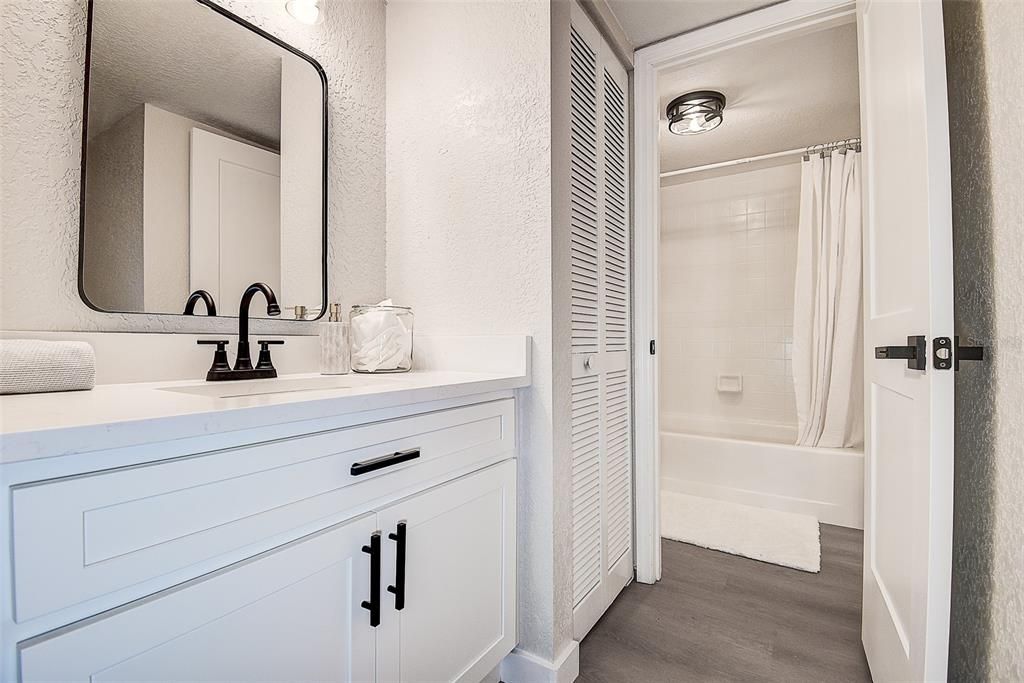 For Sale: $239,000 (2 beds, 1 baths, 1190 Square Feet)