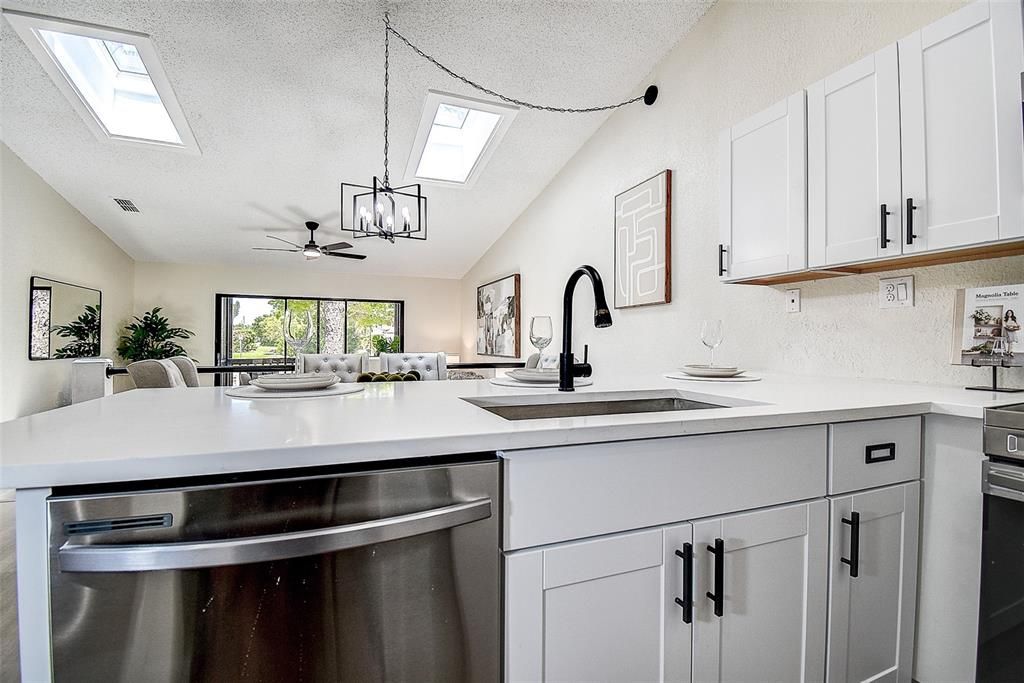 For Sale: $239,000 (2 beds, 1 baths, 1190 Square Feet)