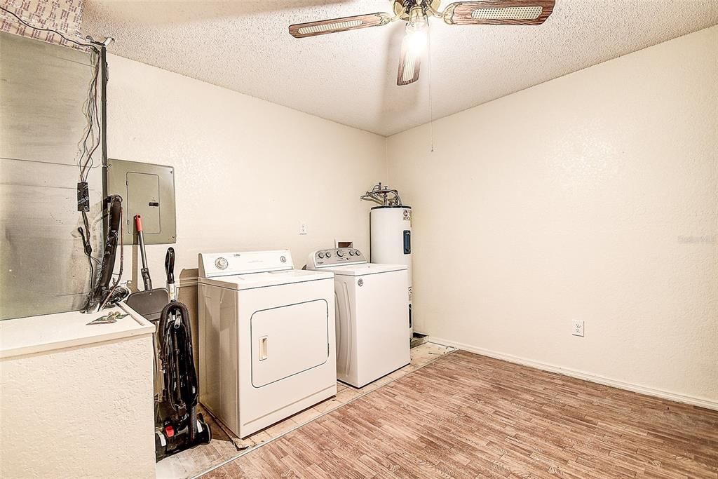 For Sale: $239,000 (2 beds, 1 baths, 1190 Square Feet)