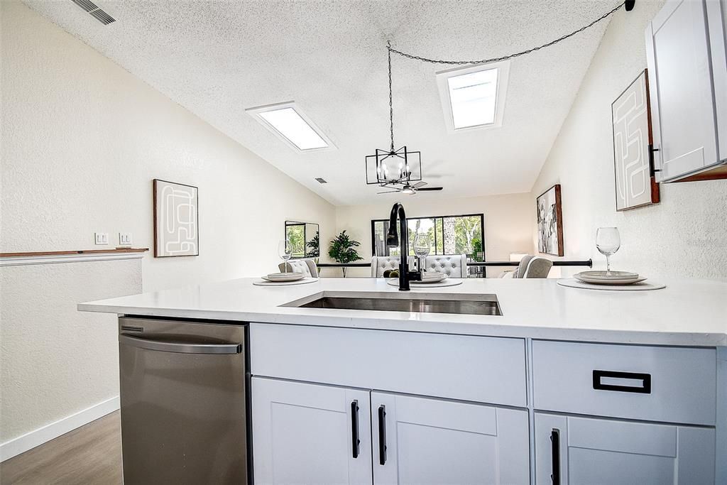 For Sale: $239,000 (2 beds, 1 baths, 1190 Square Feet)
