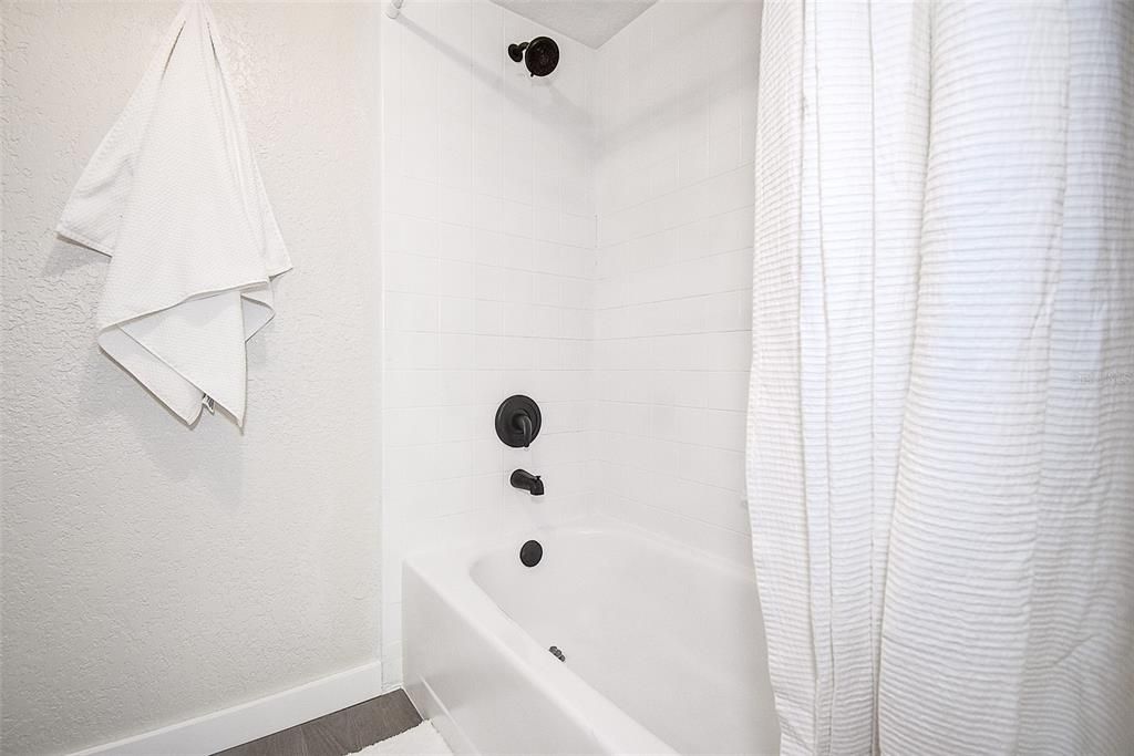 For Sale: $239,000 (2 beds, 1 baths, 1190 Square Feet)