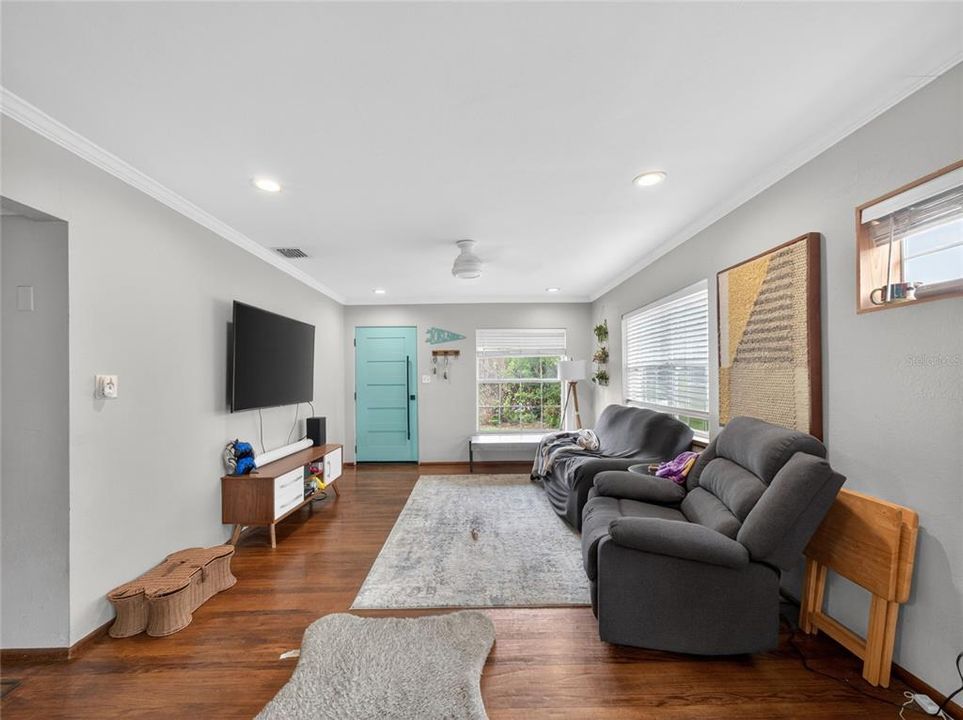 For Sale: $499,900 (3 beds, 2 baths, 1383 Square Feet)