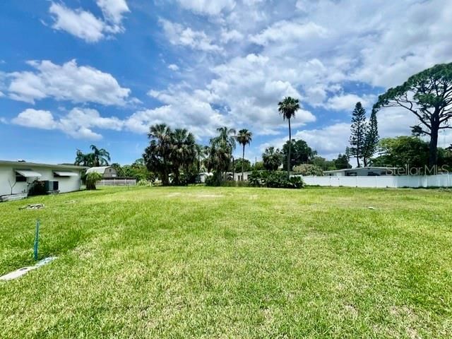 На продажу: $80,000 (0.18 acres)