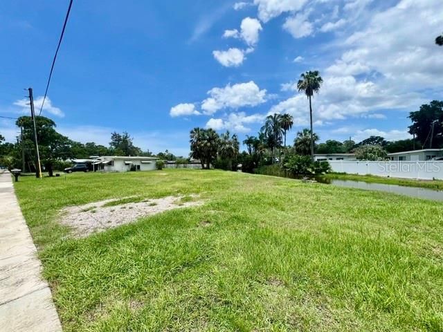 На продажу: $80,000 (0.18 acres)
