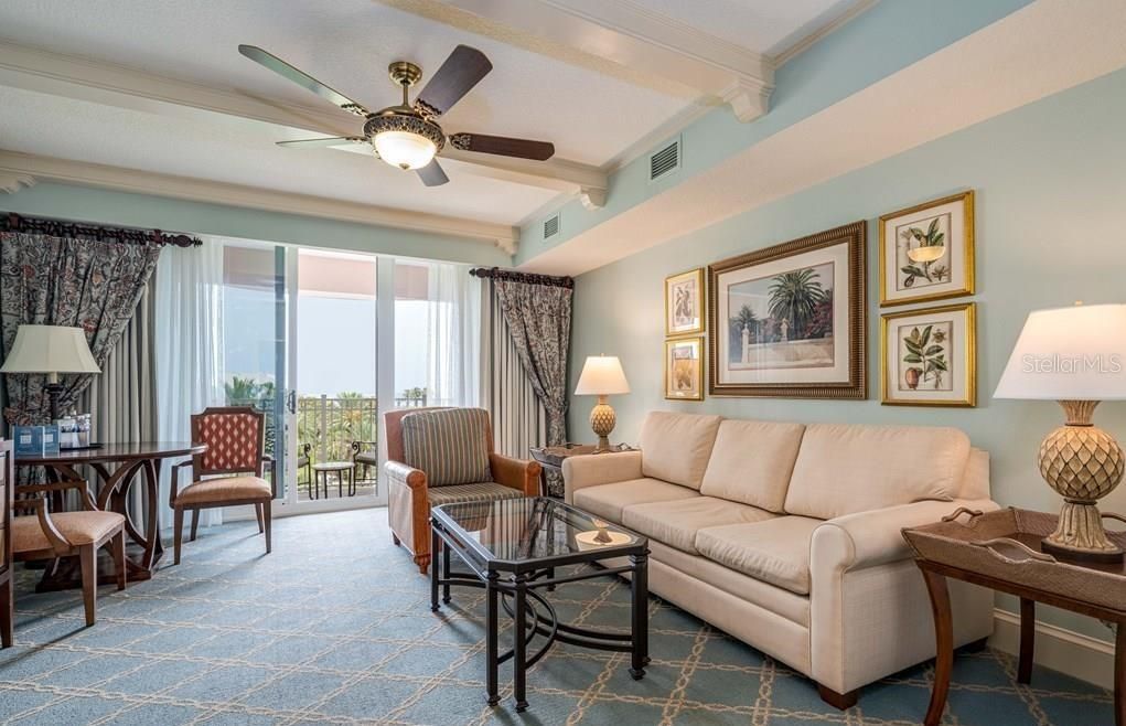 For Sale: $320,000 (1 beds, 1 baths, 678 Square Feet)