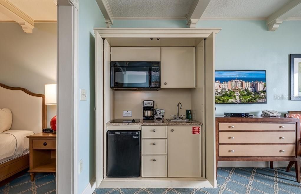 For Sale: $320,000 (1 beds, 1 baths, 678 Square Feet)
