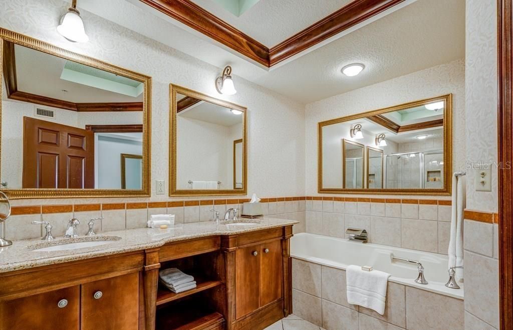 For Sale: $320,000 (1 beds, 1 baths, 678 Square Feet)