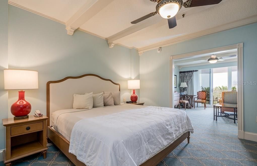For Sale: $320,000 (1 beds, 1 baths, 678 Square Feet)