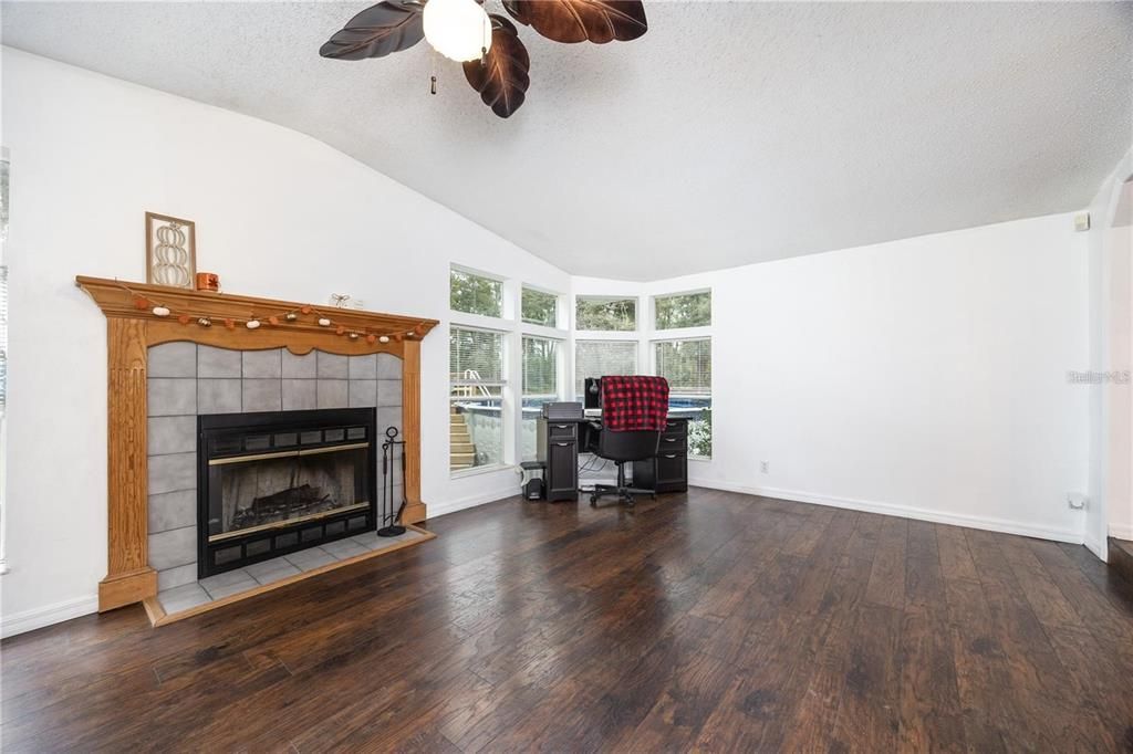 For Sale: $300,000 (3 beds, 2 baths, 1951 Square Feet)