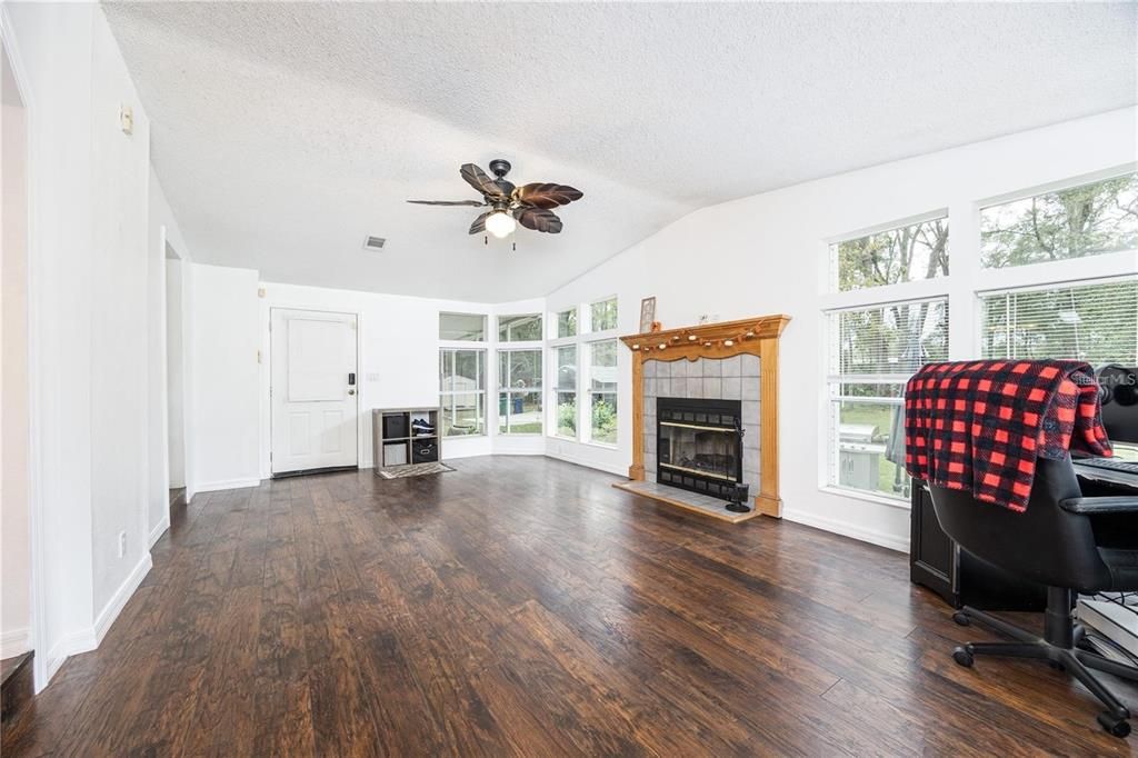 For Sale: $300,000 (3 beds, 2 baths, 1951 Square Feet)