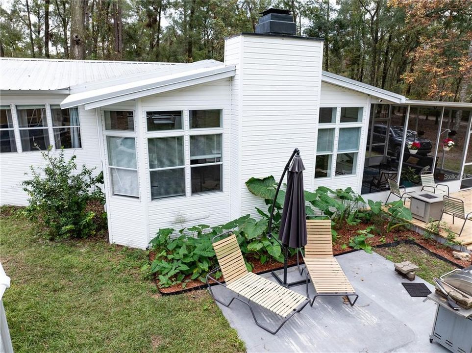 For Sale: $300,000 (3 beds, 2 baths, 1951 Square Feet)