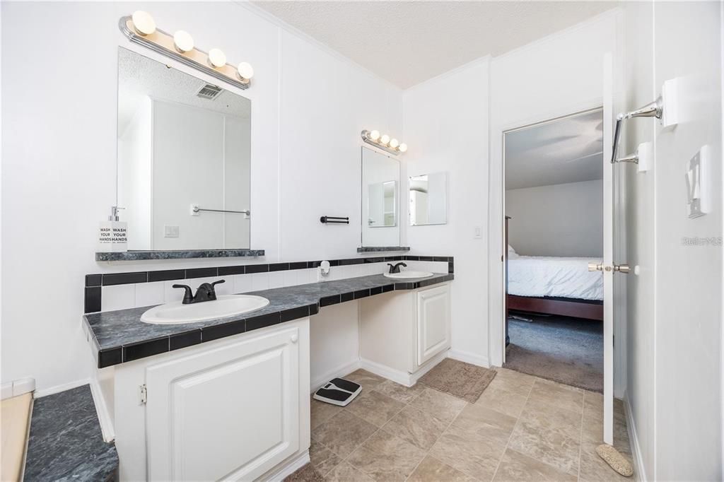 For Sale: $300,000 (3 beds, 2 baths, 1951 Square Feet)