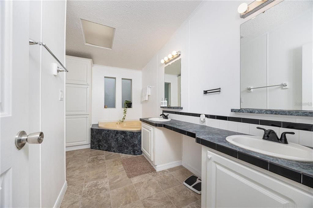 For Sale: $300,000 (3 beds, 2 baths, 1951 Square Feet)