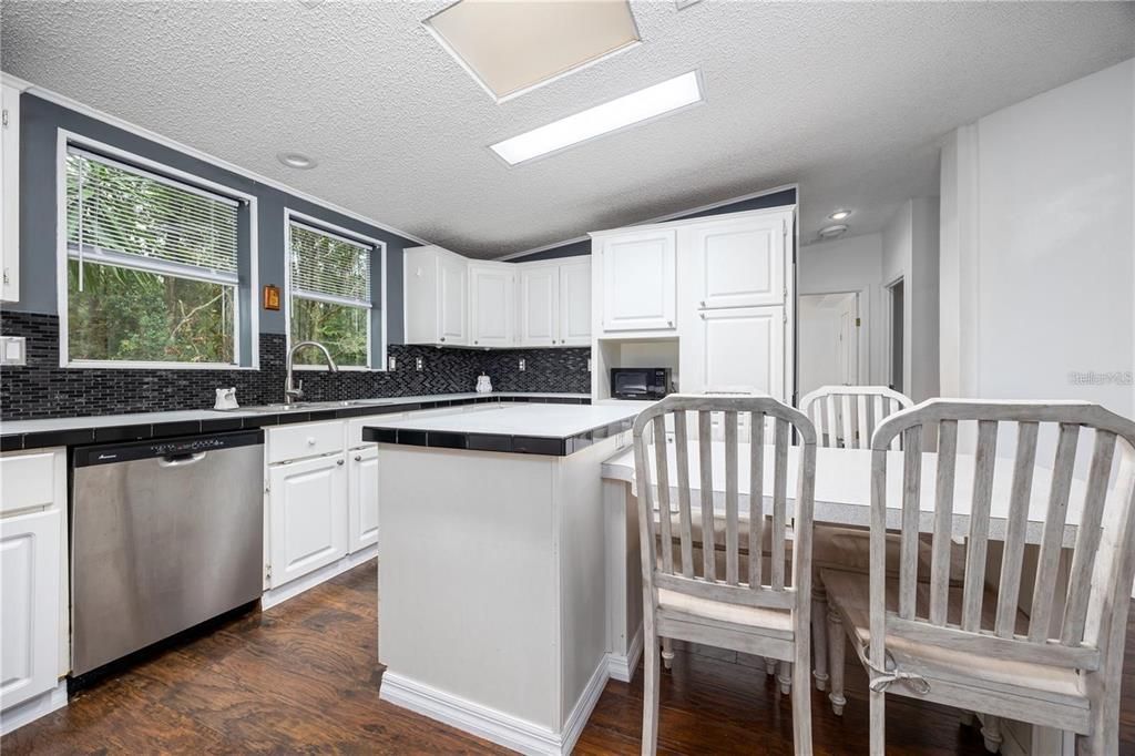 For Sale: $300,000 (3 beds, 2 baths, 1951 Square Feet)