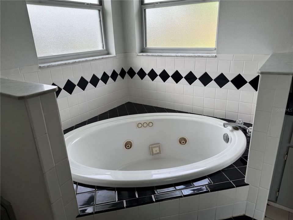 For Sale: $199,999 (3 beds, 2 baths, 1281 Square Feet)